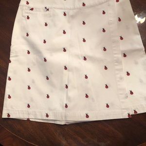 LADIES WHITE COTTON SKORT WITH EMBROIDERED RED LADY BUGS. SIZE 6.KATE HILL